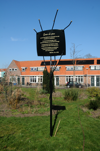 913524 Afbeelding van het bord met het gedicht 'Groen als Gras' van Leen de Rijk in het Gierzwaluwplantsoen aan de ...